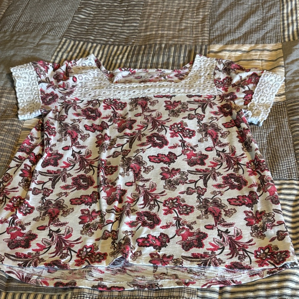 Floral Lace women’s top